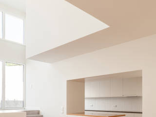 Moradia de fachada estreita mas com 230 M² , Colectivo Cais Colectivo Cais Salas de estilo minimalista