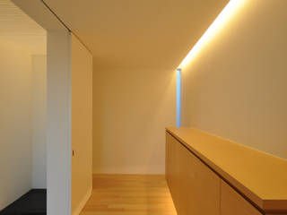 NKMR-HOUSE, 門一級建築士事務所 門一級建築士事務所 Modern corridor, hallway & stairs