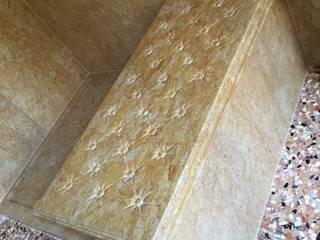 Comoda para ducha en marmol Amarillo Real, Giemme Marmi S.R.L. Giemme Marmi S.R.L. Phòng tắm phong cách kinh điển Đá hoa Yellow