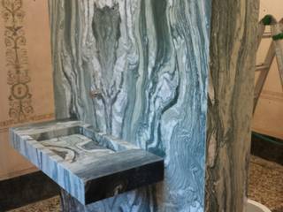 Totem en marmol Cipollino verde, Giemme Marmi S.R.L. Giemme Marmi S.R.L. クラシックスタイルの お風呂・バスルーム 大理石