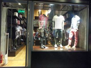 Local comercial de ropa., ARQUIGRAF YB ARQUIGRAF YB مساحات تجارية