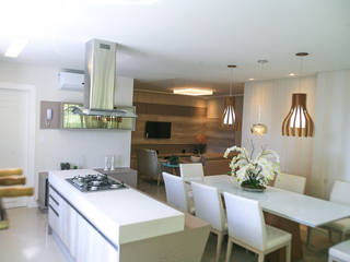 Apartamento de Praia, Isabel Maus Arquiteta Isabel Maus Arquiteta Cocinas de estilo tropical Madera Acabado en madera