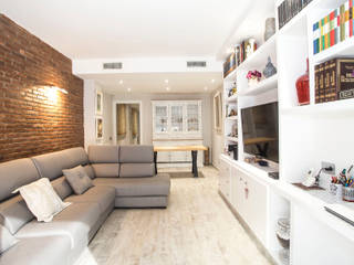 Reforma integral de vivienda y mobiliario en calle Rosselló de Barcelona, Grupo Inventia Grupo Inventia Modern living room Bricks