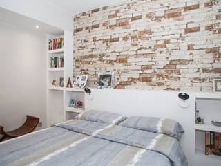 Reforma integral de vivienda y mobiliario en calle Rosselló de Barcelona, Grupo Inventia Grupo Inventia Dormitorios de estilo moderno Ladrillos