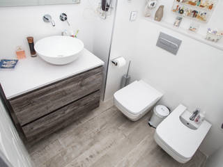 Reforma integral de vivienda y mobiliario en calle Rosselló de Barcelona, Grupo Inventia Grupo Inventia Modern bathroom Tiles