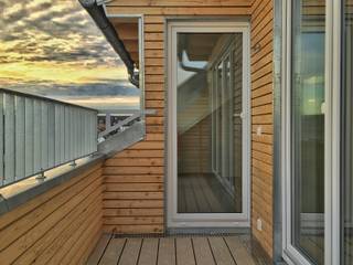 Dachgeschossausbau T40, architekturkonsum architekturkonsum Classic style balcony, veranda & terrace Wood Wood effect