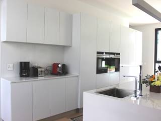 HOUSE B - MODERN HIGH GLOSS CABINETS, Première Interior Designs Première Interior Designs Кухня в стиле модерн