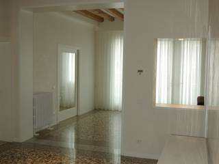 Ristrutturazione appartamento a Venezia , Archinterni Archinterni Koridor & Tangga Minimalis