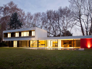 BLLTT House, Enrique Barberis Arquitecto Enrique Barberis Arquitecto Дома в стиле минимализм Бетон