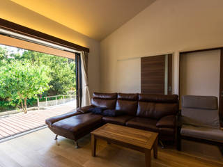 綾の住宅, ㈱姫松建築設計事務所 ㈱姫松建築設計事務所 Modern living room Wood Wood effect