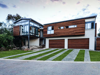 TREE HOUSE, Studious Architects Studious Architects Industrial style houses