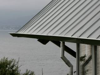 Long House : A domestic residence extruded on a linear plan South West out over the "Clyde Sea", Retool architecture Retool architecture Skandynawskie domy Aluminium/Cynk