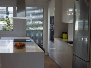 Reforma integral en Sant Just Desvern, Grupo Inventia Grupo Inventia Modern kitchen Wood-Plastic Composite