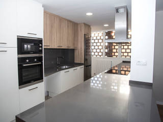 Nueva reforma integral en Travessera de les Corts de Barcelona, Grupo Inventia Grupo Inventia Modern kitchen Wood-Plastic Composite