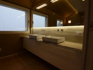 MOBILE DA BAGNO LACCATO LUCIDO, Frigerio Paolo & C. Frigerio Paolo & C. 現代浴室設計點子、靈感&圖片 White