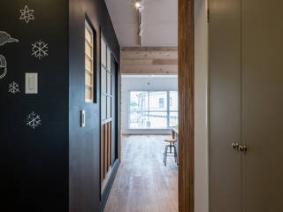 stri-ep house flat ジュネス葉山一色ガーデン, vibe design inc. vibe design inc. Eclectic style corridor, hallway & stairs
