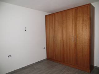 armadio in legno di ciliegio per camera da letto, falegnameria ziranu di balvis falegnameria ziranu di balvis Chambre moderne Bois Effet bois