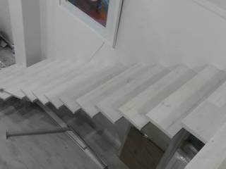 Mezzanine floor and staircase, Loftspace Loftspace Ruang Media Modern