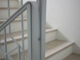 restauro di corrimano esistente, Flavia Benigni Architetto Flavia Benigni Architetto Modern corridor, hallway & stairs