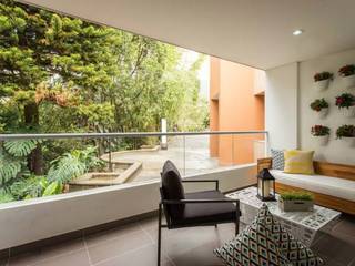 Apto Felisa, Maria Mentira Studio Maria Mentira Studio Moderner Balkon, Veranda & Terrasse Eisen/Stahl Weiß