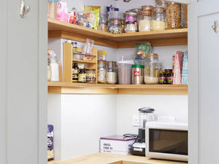 Friern Barnet 1 Laura Gompertz Interiors Ltd Cocinas de estilo clásico corner larder,corner pantry,food storage,pantry,larder,contemporary kitchen