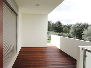Varanda sala GAAPE - ARQUITECTURA, PLANEAMENTO E ENGENHARIA, LDA Modern Houses deque em madeira,deck em madeira,branco,estores cinza,soure,campo,coimbra