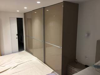 Fitted sliding door wardrobe - Minimalist Style Sliding Doors, Kleiderhaus ltd Kleiderhaus ltd Спальня