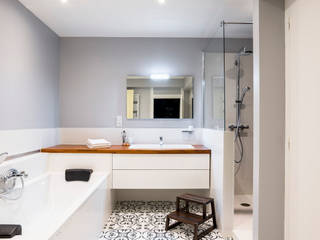 Une Salle de Bain Concepte en Noir et Blanc, Atelier IDEA Atelier IDEA Casas de banho minimalistas