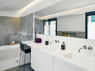 Moderna y Atrevida Casa Unifamiliar En Una Planta Con Piscina, DECONS GKAO S.L. DECONS GKAO S.L. Modern bathroom Ceramic