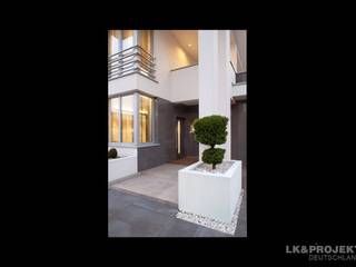 Wem gefällt unser Projekt LK&769? Diese schicke Villa ist schon fertig., LK&Projekt GmbH LK&Projekt GmbH Finestre & Porte in stile moderno
