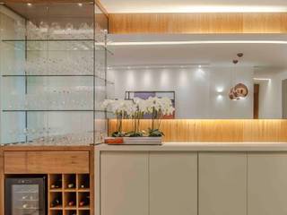 Carol Landim | Arquitetura + Interiores Moderne Weinkeller Massivholz Holznachbildung