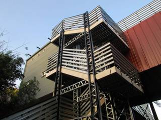 Off the grid house Johannesburg, A4AC Architects A4AC Architects Коридор, прихожая и лестница в модерн стиле Железо / Сталь Серый