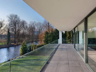 VILLA BJ, VAN ROOIJEN ARCHITECTEN VAN ROOIJEN ARCHITECTEN Modern balcony, veranda & terrace Glass White