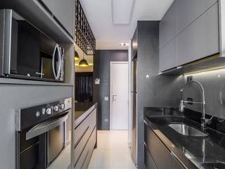 APARTAMENTO FM, CAMILA CAVAZZANA ARQUITETURA CAMILA CAVAZZANA ARQUITETURA مطبخ