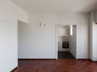 Remodelação de Apartamento nas Antas, ABPROJECTOS ABPROJECTOS クラシックデザインの リビング