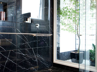Casa em condomínio, DecorArquitetura - Luciana Corrêa e Elaine Delegredo DecorArquitetura - Luciana Corrêa e Elaine Delegredo Moderne Badezimmer Marmor Schwarz