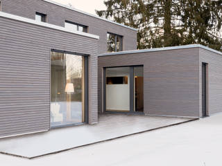 Wohnhaus B, RO-REI Holzhaus GmbH & Co.KG RO-REI Holzhaus GmbH & Co.KG Modern houses لکڑی Wood effect