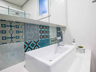 Antes e Depois de Banheiro, Camila Chalon Arquitetura Camila Chalon Arquitetura Tropical style bathrooms Ceramic Turquoise