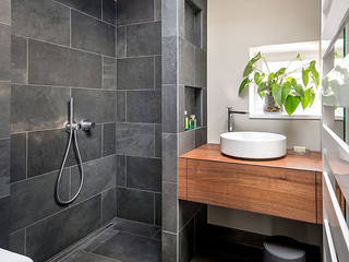 Kleines Bad ganz groß, CONSCIOUS DESIGN - Interiors by Nicoletta Zarattini CONSCIOUS DESIGN - Interiors by Nicoletta Zarattini Minimalist style bathroom Slate Black