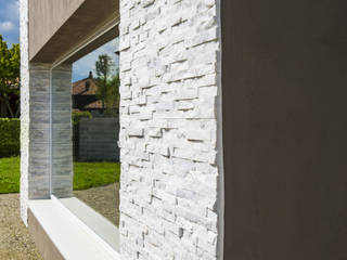 Bianco essenziale: Scaglia Bianca è il rivestimento giusto per una casa moderna, B&B Rivestimenti Naturali B&B Rivestimenti Naturali Case moderne