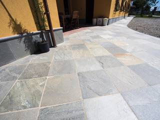 Una pavimentazione da esterni in vera pietra naturale con Argentera, B&B Rivestimenti Naturali B&B Rivestimenti Naturali Casa rurale Ardesia Grigio