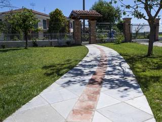Una pavimentazione da esterni in vera pietra naturale con Argentera, B&B Rivestimenti Naturali B&B Rivestimenti Naturali Casa rurale Ardesia Grigio