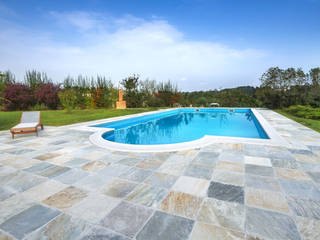Una piscina da sogno con le pietre per pavimentazione Levanna, B&B Rivestimenti Naturali B&B Rivestimenti Naturali Piscina in stile mediterraneo Ardesia Grigio