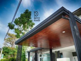 โรงจอดรถ หลังคาเมทัลชีท พร้อมฝ้าระแนงลายไม้, P-lona P-lona Modern garage/shed Iron/Steel