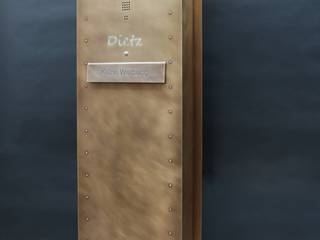 Tombak-Briefkasten, Metall & Gestaltung Dipl. Designer (FH) Peter Schmitz Metall & Gestaltung Dipl. Designer (FH) Peter Schmitz Modern style doors