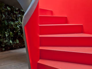 Prachtige uitdagende rode trap, EeStairs | Stairs and balustrades EeStairs | Stairs and balustrades モダンスタイルの 玄関&廊下&階段 赤色