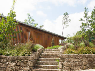 Casa no Gerês, A+ arquitectura A+ arquitectura Jardins campestres Granito
