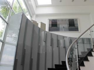 CASA ALAMOS, IngeniARQ IngeniARQ Modern corridor, hallway & stairs