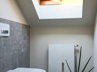 Stilvolles Gäste-WC mit Mosaikfliesen in Gauting, Cella GmbH Cella GmbH Moderne Badezimmer Fliesen Grau