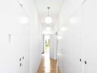 Apartamento em Belém, Tiago Filipe Santos - Arquitetura Tiago Filipe Santos - Arquitetura Minimalist corridor, hallway & stairs White